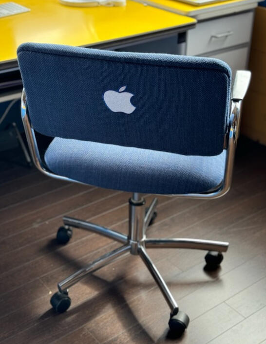 Fauteuil de bureau avec broderie personnalisée / Rénovation complète